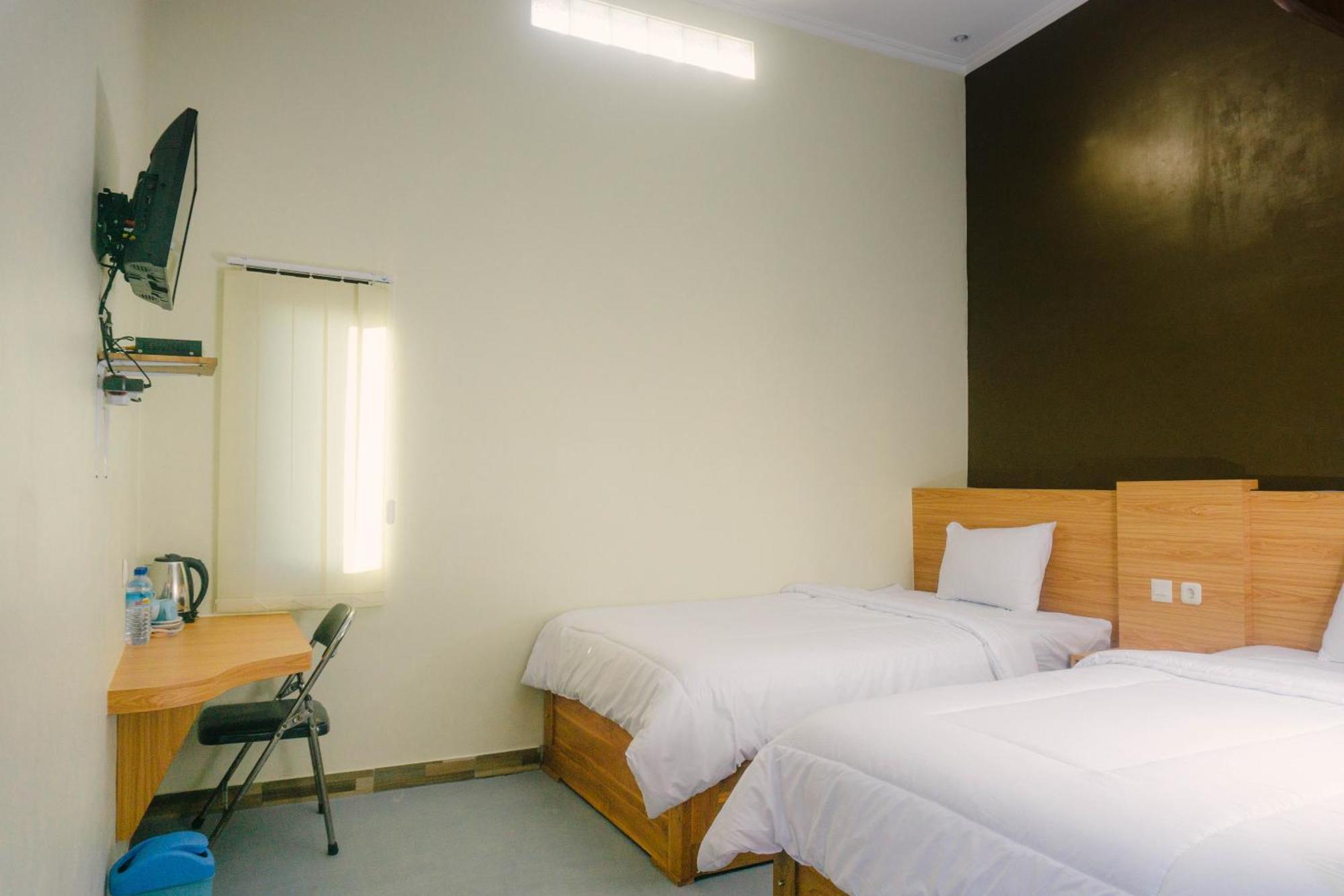 Grand Khalifah Guesthouse Sumbawa Exterior photo