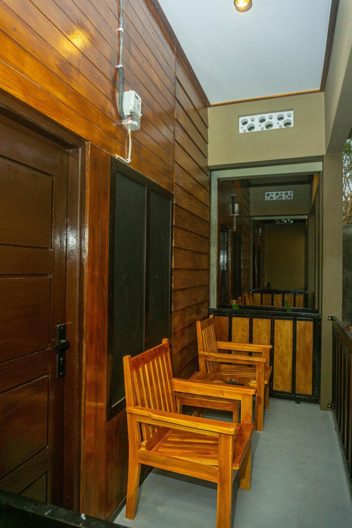 Grand Khalifah Guesthouse Sumbawa Exterior photo